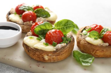 Işık masasında servis edilen lezzetli mantarlar, yakın plan.