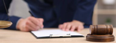 Yargıç içeride ahşap masada çalışıyor, yakın plan.