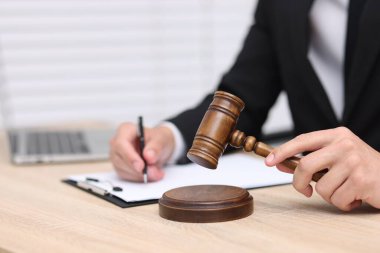 Tokmaklı yargıç içeride masa başında çalışıyor, yakın plan.