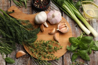 Farklı taze otlar ve baharatlar ahşap masada, düz yatıyordu.
