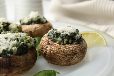 Masada servis edilen lezzetli mantarlar, yakın plan.