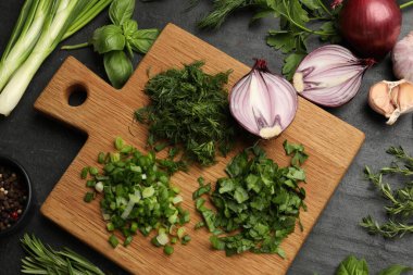Siyah masada farklı otlar ve baharatlar var.