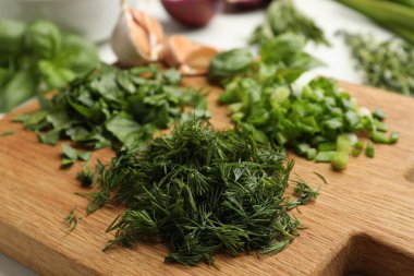 Beyaz masada farklı taze otlar, yakın plan.