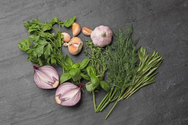 Siyah masada farklı otlar ve baharatlar var.