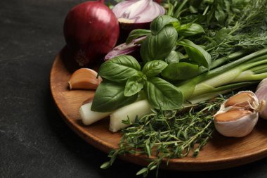 Siyah masada farklı otlar ve baharatlar, yakın plan.