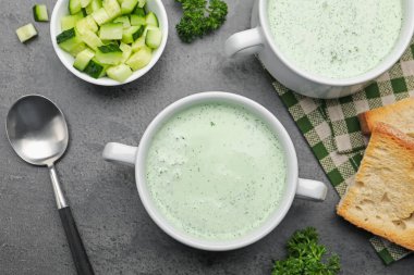 Gri masada servis edilen lezzetli salatalık çorbası.