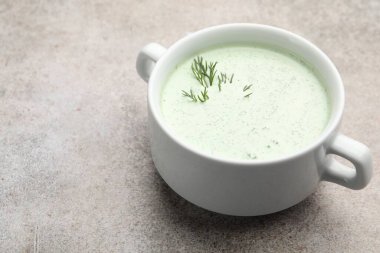 Gri masadaki dereotlu lezzetli salatalık çorbası, yakın plan. Metin için boşluk