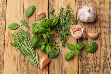 Tahta masada farklı otlar ve baharatlar var.