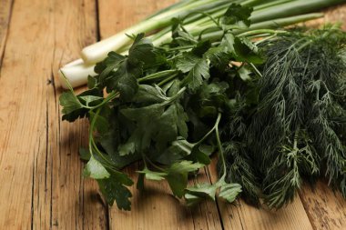 Tahta masada farklı taze otlar, yakın plan.