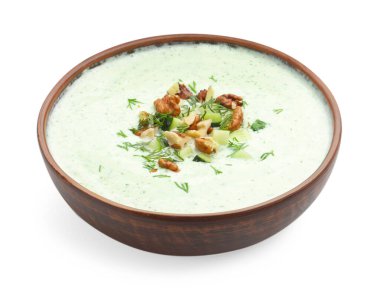Beyaza izole edilmiş dereotlu ve cevizli lezzetli salatalık çorbası.