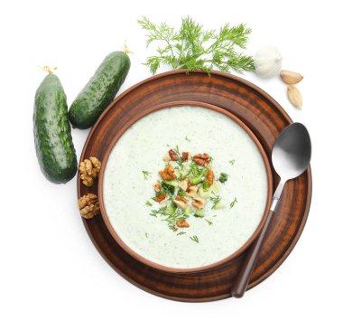 Dereotlu salatalık çorbası, ceviz ve beyaza izole edilmiş malzemeler.