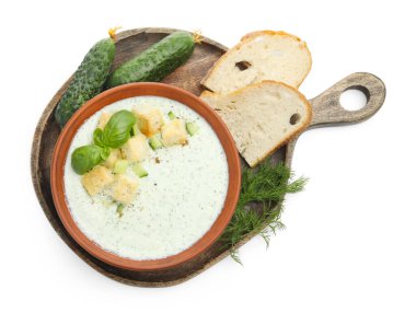 Lezzetli salatalık çorbası, kızarmış ekmek, fesleğen ve beyaz üzerine izole edilmiş malzemeler.