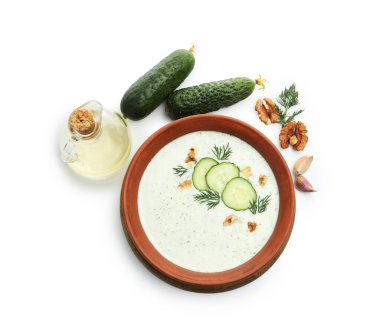 Dereotlu salatalık çorbası, ceviz ve beyaza izole edilmiş malzemeler.