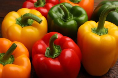 Masada taze dolmalık biberler, yakın plan.