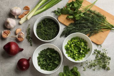 Gri masada farklı taze otlar ve baharatlar var.