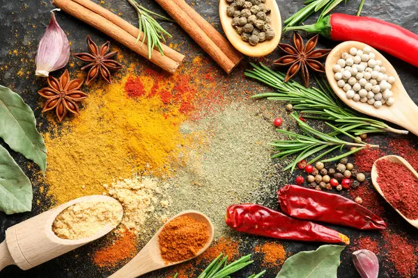 Siyah arka planda farklı aromatik baharatlar, düz yatış