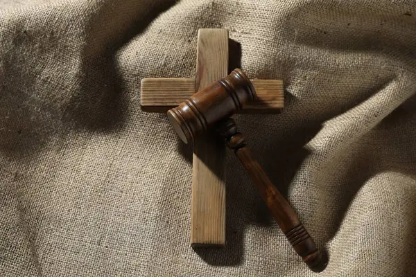 Yargıç tokmağı ve ahşap haç çuval bezi, üst manzara.