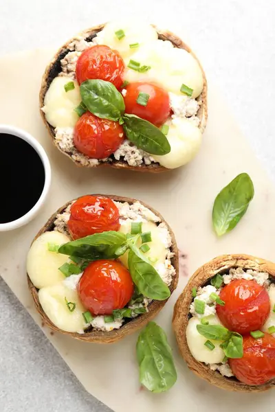 Işık masasında servis edilen lezzetli mantarlar.