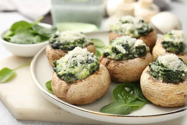 Işık masasında servis edilen lezzetli mantarlar, yakın plan.