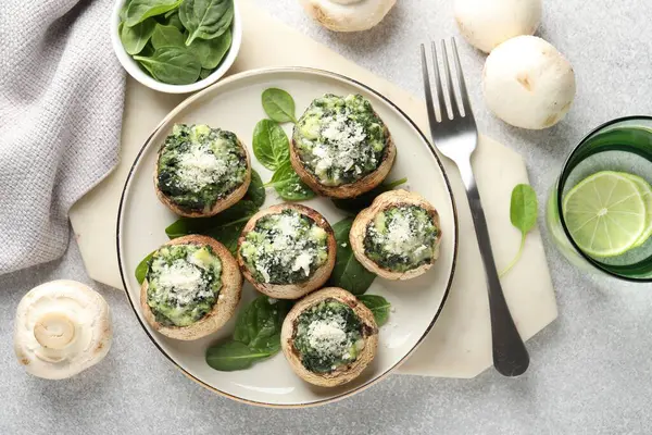 Masada servis edilen lezzetli mantarlar.