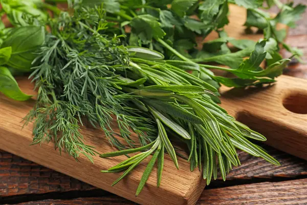 Tahta masada farklı taze otlar, yakın plan.