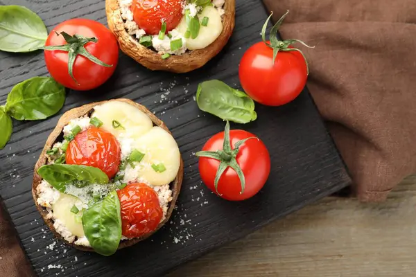 Tahta masada servis edilen lezzetli mantarlar, üst manzara.