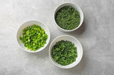 Gri masadaki kaselerde farklı taze otlar, düz yatıyordu.