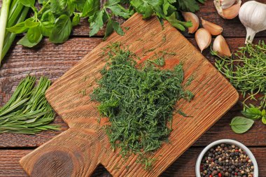 Farklı taze otlar ve baharatlar ahşap masada, düz yatıyordu.