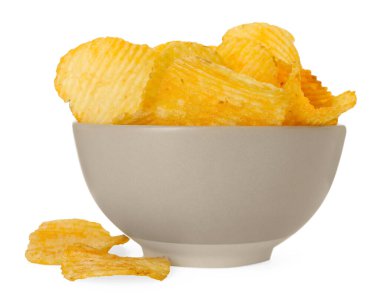 Lezzetli cipsler beyaz kasede izole edilmiş.