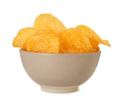 Lezzetli cipsler beyaz kasede izole edilmiş.