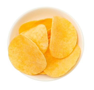 Tabaktaki lezzetli cipsler beyaza izole edilmiş, üst manzara