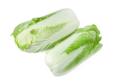 İki taze Çin lahanası, beyaza izole edilmiş.