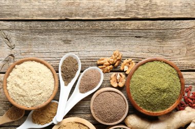 Tahta masadaki farklı süper yiyecekler, düz yatış. Metin için boşluk