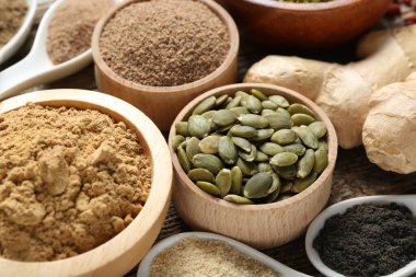 Masada birçok farklı süper gıda ürünü var, yakın plan.