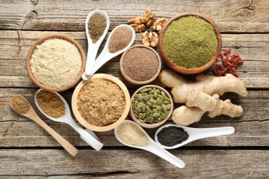 Tahta masada farklı süper gıda ürünleri var.