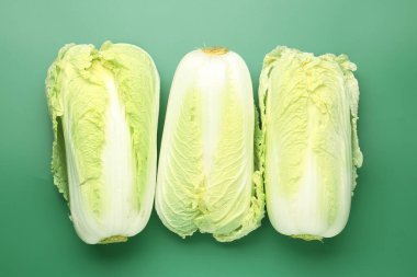 Yeşil arka planda taze Çin lahanaları.