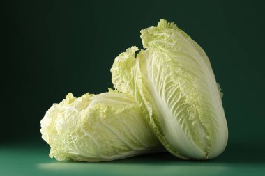 Yeşil arka planda taze Çin lahanaları, yakın plan.