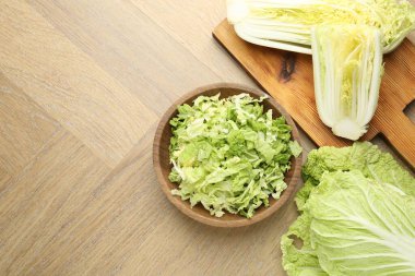 Tahta masada taze Çin lahanaları, düz yatış. Metin için boşluk