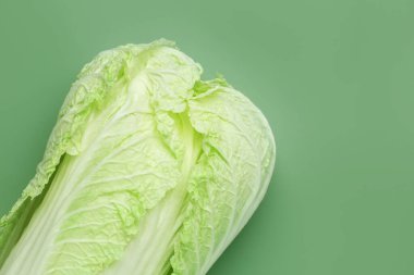 Yeşil arka planda taze Çin lahanası, üst manzara. Metin için boşluk