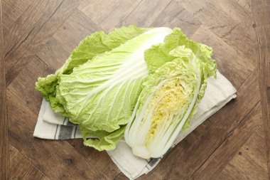 Tahta masada taze Çin lahanaları, üst manzara.