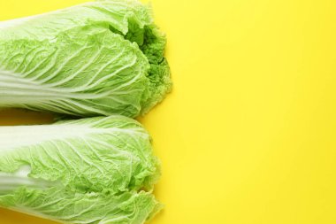 Sarı arka planda taze Çin lahanaları, üst manzara. Metin için boşluk