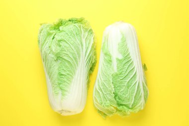 Sarı arka planda taze Çin lahanaları, üst manzara.