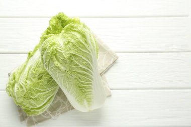 Beyaz ahşap masada taze Çin lahanaları, üst manzara. Metin için boşluk