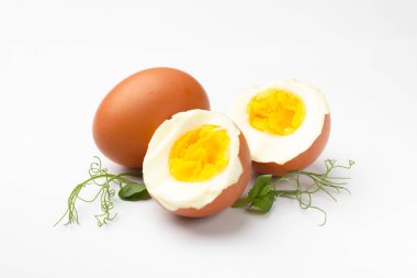 Beyaz arka planda haşlanmış yumurta ve mikro yeşiller.