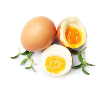 Beyaz arka planda mikro yeşillikli yumuşak haşlanmış yumurtalar, üst manzara.