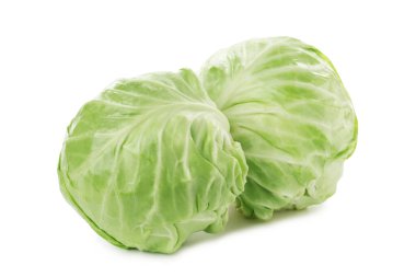 İki taze lahana beyazın üzerinde izole edilmiş.