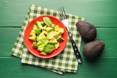 Ispanaklı avokado ve yeşil ahşap masa, düz uzanma