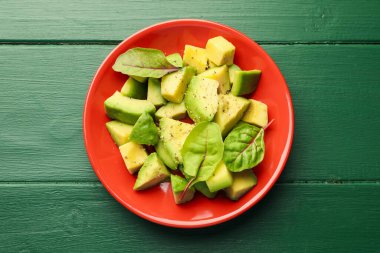 Ispanaklı avokado ve yeşil ahşap masa, üst görünüm