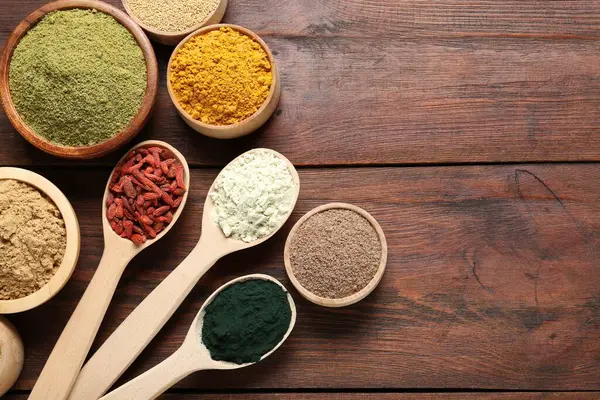 Tahta masadaki farklı süper yiyecekler, düz yatış. Metin için boşluk