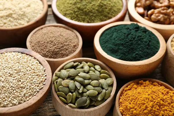 Tabaklardaki farklı abur cubur ürünleri.